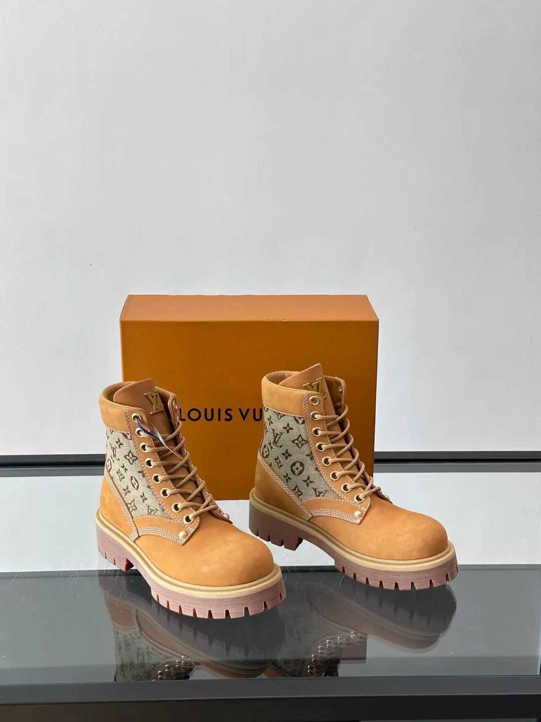 [L Home] Top P: 920💰 Size: 39-44 (45 can be customized) LOUIS VUITTON Louis Vuitton ss25 LV Donkey brand new thick-soled lace-up big-toe shoes men's casual shoes high-top short boots. These boots are crafted from top-grain calf leather for a lightweight and comfortable fit. The thick EVA outsole is embellished with eye-catching ridges, and the trendy attitude of being both strong and soft makes it an everyday choice. ✔Upper: imported first-layer cowhide ✔Lining: cowhide ✔Outsole: original molded outsole